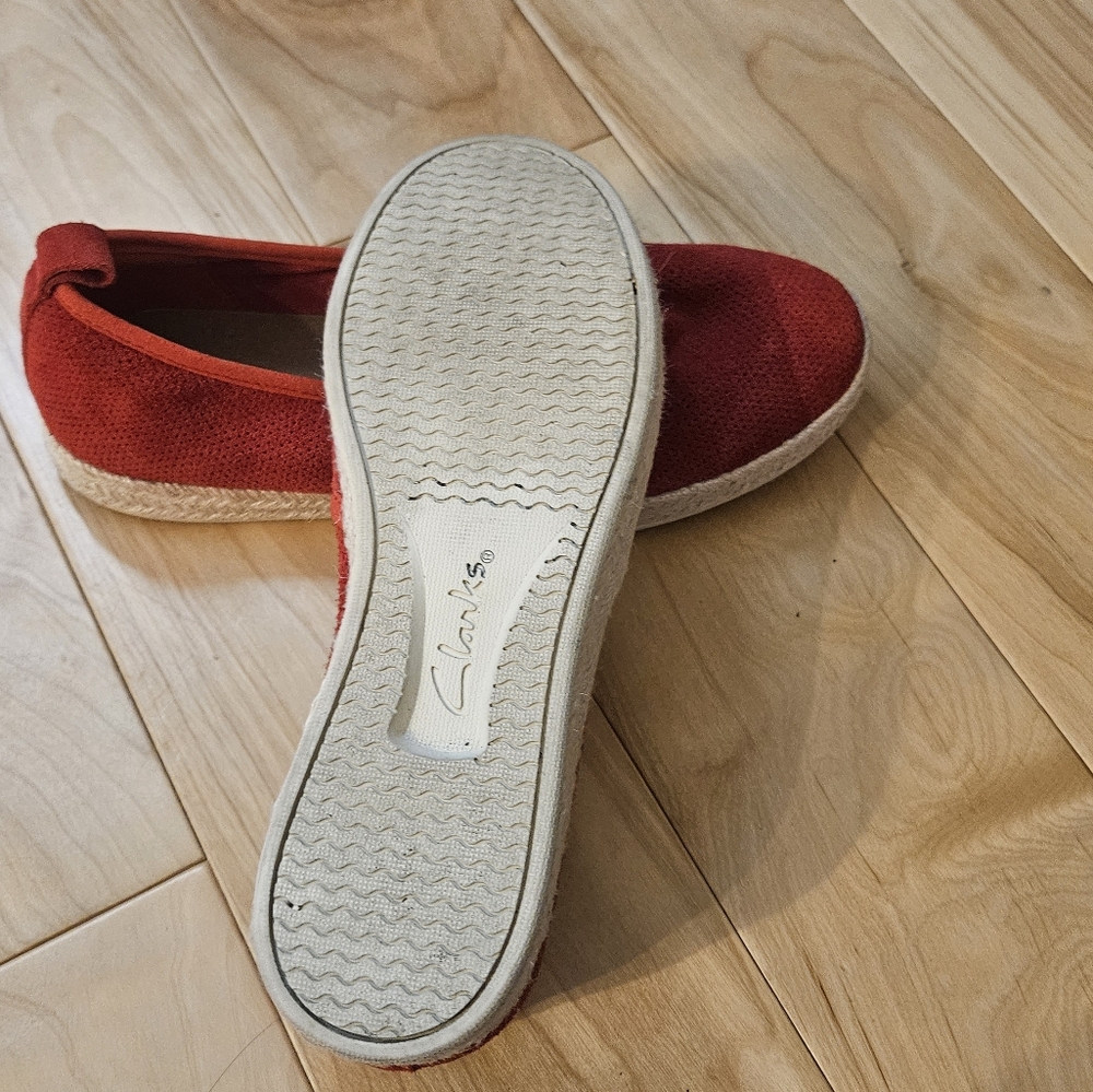 Clarks Womens Soft Cushion Slip On Shoes Red Suede 8.5 EUC - Picture 5 of 6